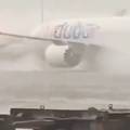 VIDEO Potpuni potop u Dubaiju: Otkazali su brojne letove, avioni 'plivaju' po pistama...