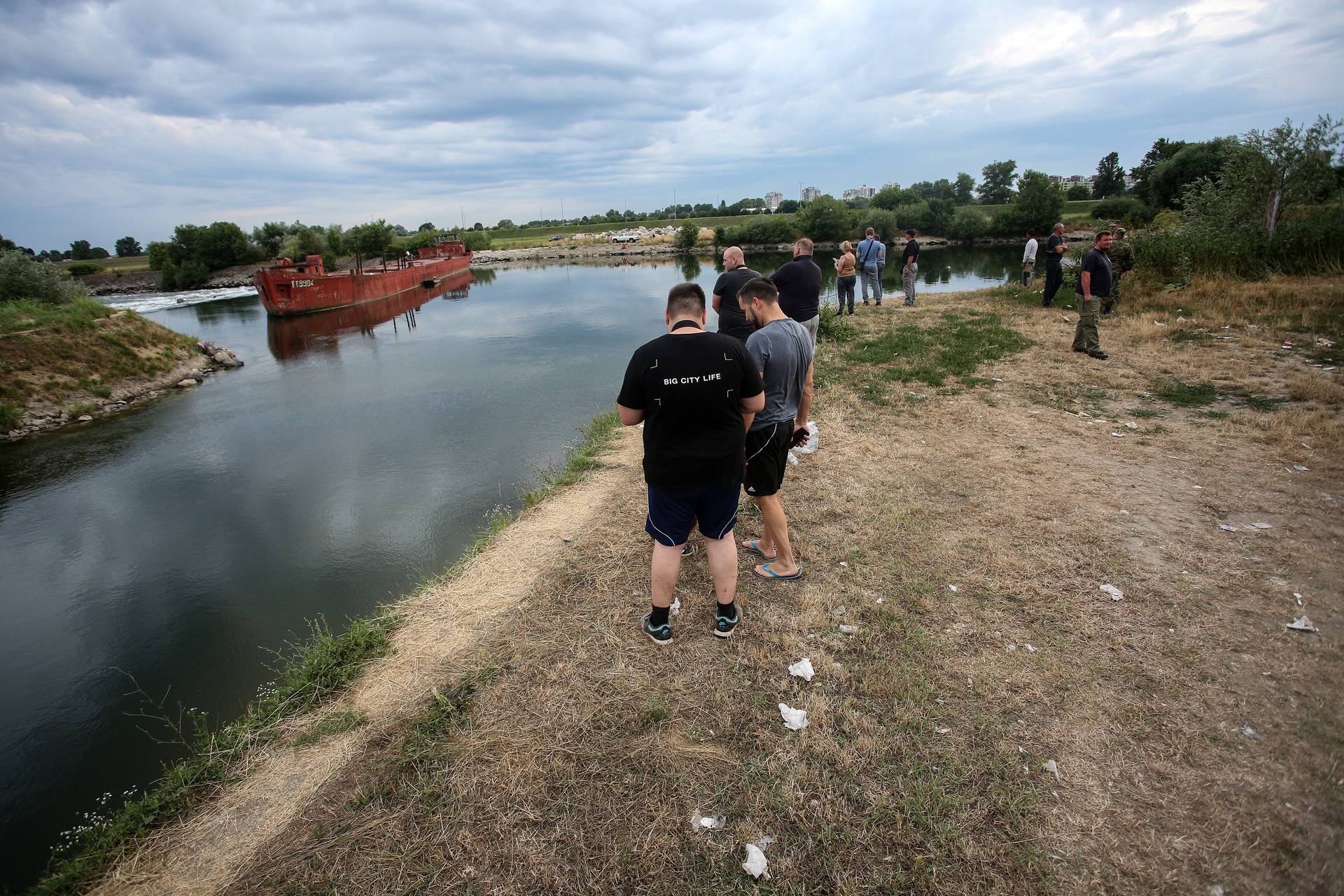 Zagreb: Izvlačenje broda nasukanog na slapovima Save kod toplane