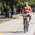 FOTO Sun&ccaron;ana nedjelja na Jarunu:  Nekima je bilo prevru&cacute;e pa su odlu&ccaron;ili skinuti majice...