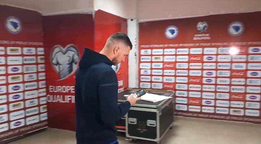 VIDEO Džeko gledao u mobitel i izbjegao ključno pitanje, suigrač zaplakao: 'Sad je teško govoriti'