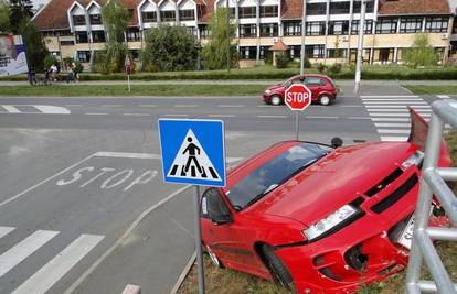 Želio izbjeći automobil pa se popeo na zemljani nasip