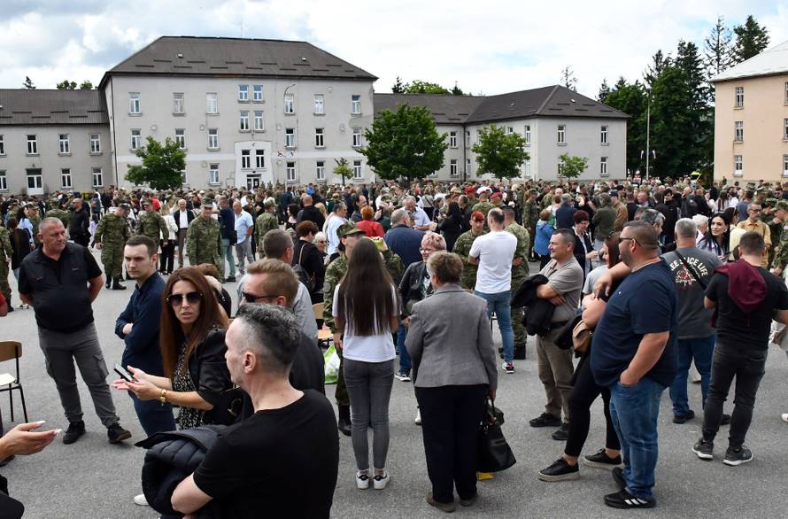 Detalji vojnog roka: Bit će u tri vojarne, a plaća je 1100 eura