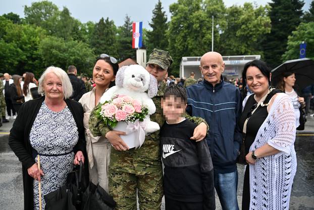 FOTO Suze i zagrljaji u Požegi: 900 novih ročnika položilo prisegu, među njima i 53 žene