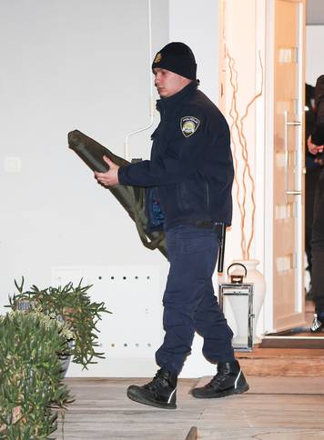 Zagreb: Iz kuće Andrije Mikulića za vrijeme pretresa policija iznosi razne predmete