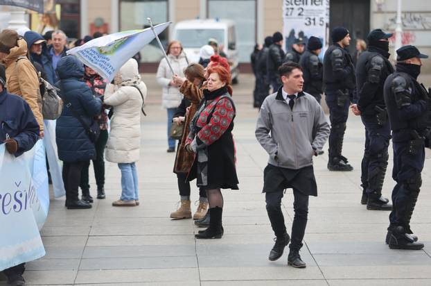 Zagreb: Interventna policija osigurava molitelje na glavnom Trgu