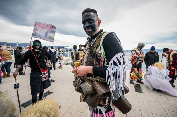 Šarena povorka maskiranih skupina u Splitu