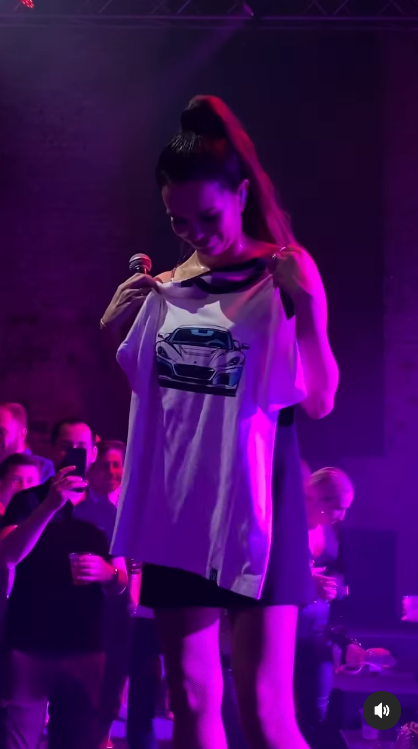VIDEO Severinu za vrijeme nastupa na Rimčevoj zabavi iznenadili majicom Nevere