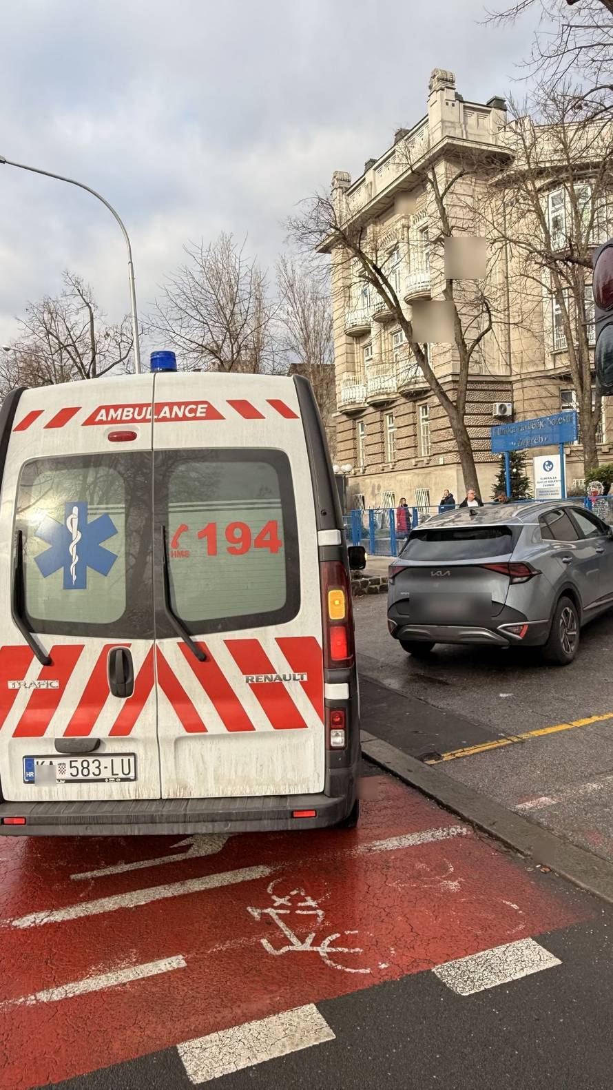 FOTO 'Majstor je parkirao na sredinu ulaza u Klaićevu bolnicu pa ni Hitna nije mogla proći!'