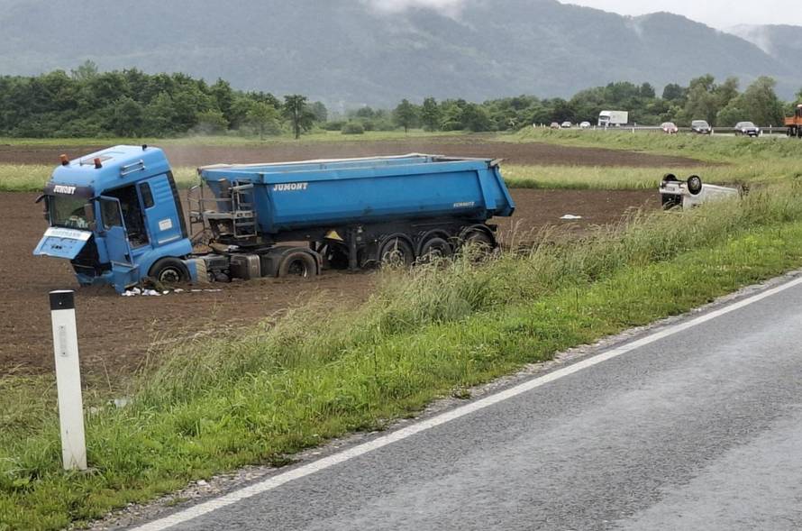 Strava na Staroj zagorskoj: Jedan mrtav u sudaru auta i kamiona. Zatvorili su cestu!