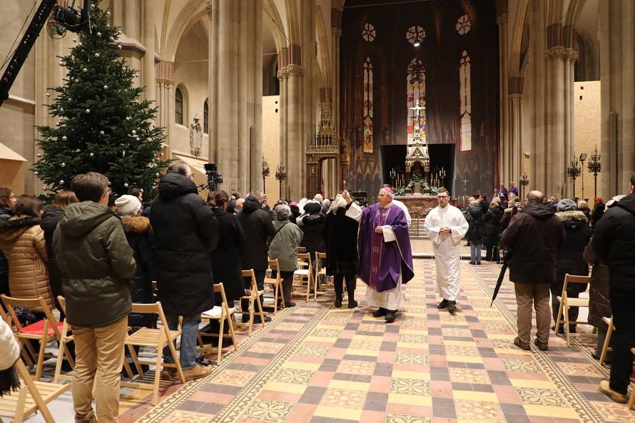 FOTO Prva zornica u obnovljenoj Zagrebačkoj katedrali