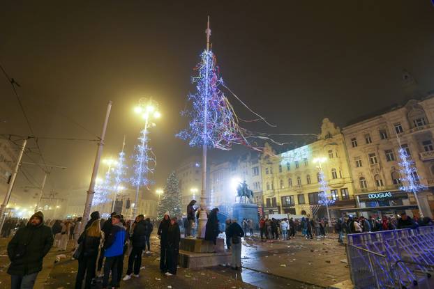 Zagreb: Nakon proslave Nove godine ostala je velika količina otpada