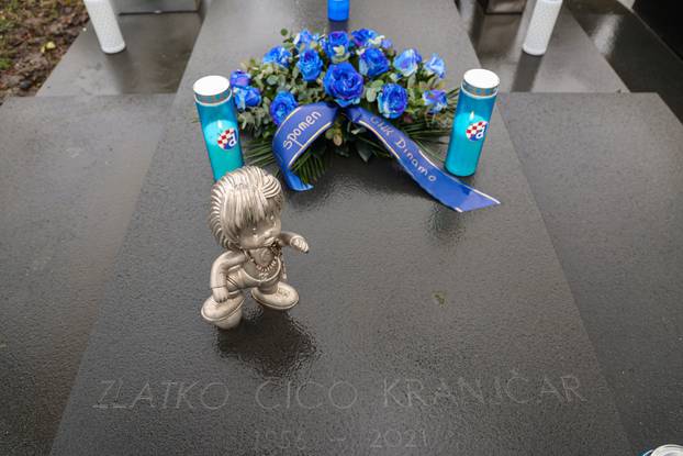 Zagreb: Delegacija GNK Dinamo zapalila svijeće uz grob Zlatka Cice Kranjčara povodom obljetnice njegove smrti