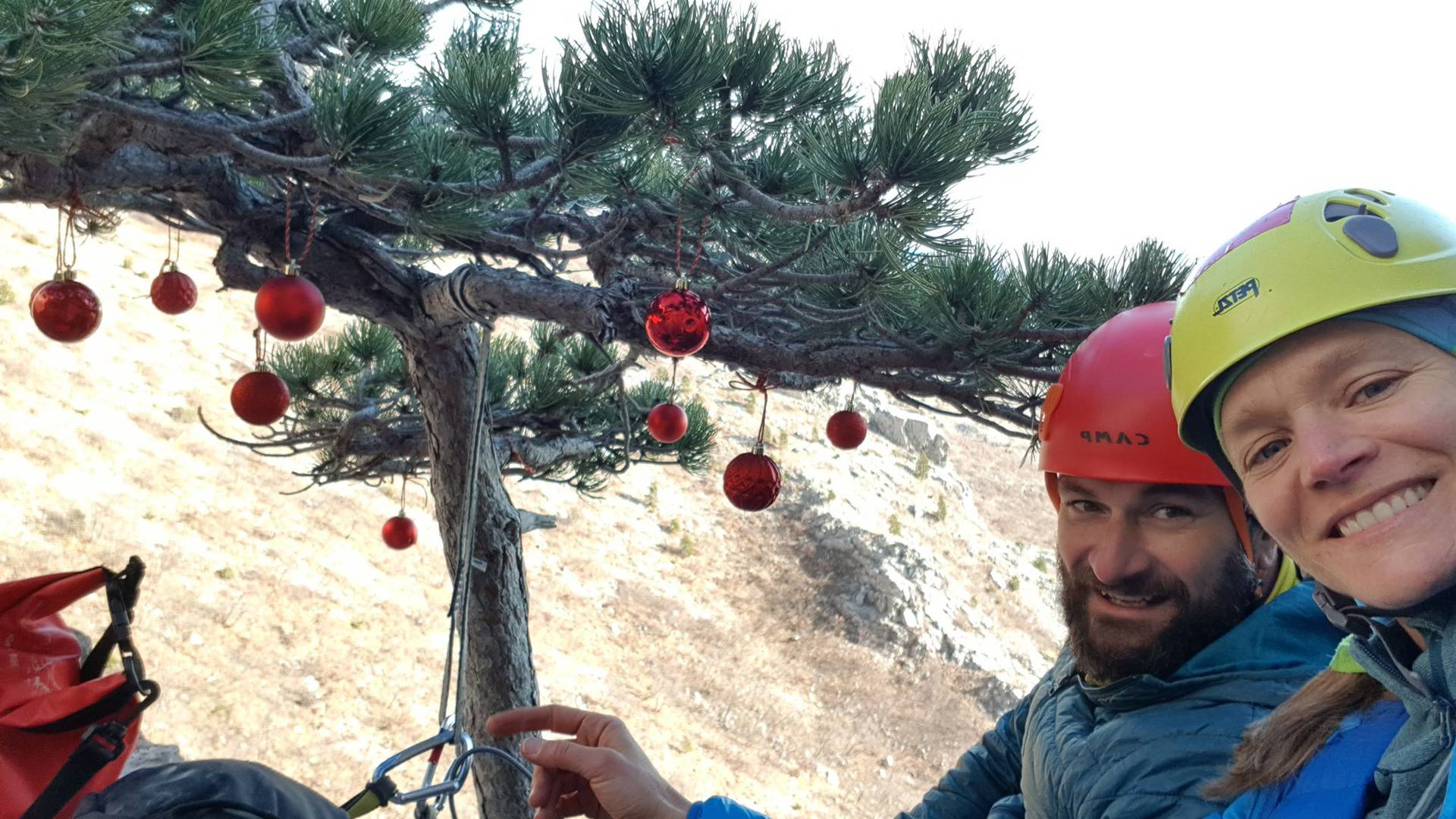 Planinari iz Splita penjali se pet sati kako bi okitili tri usamljena borića na stijeni: 'Nije bilo lako'