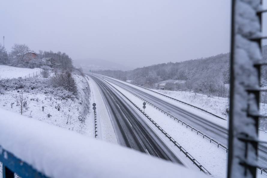 Zimski uvjeti na autocesti A1 kod čvora Otočac