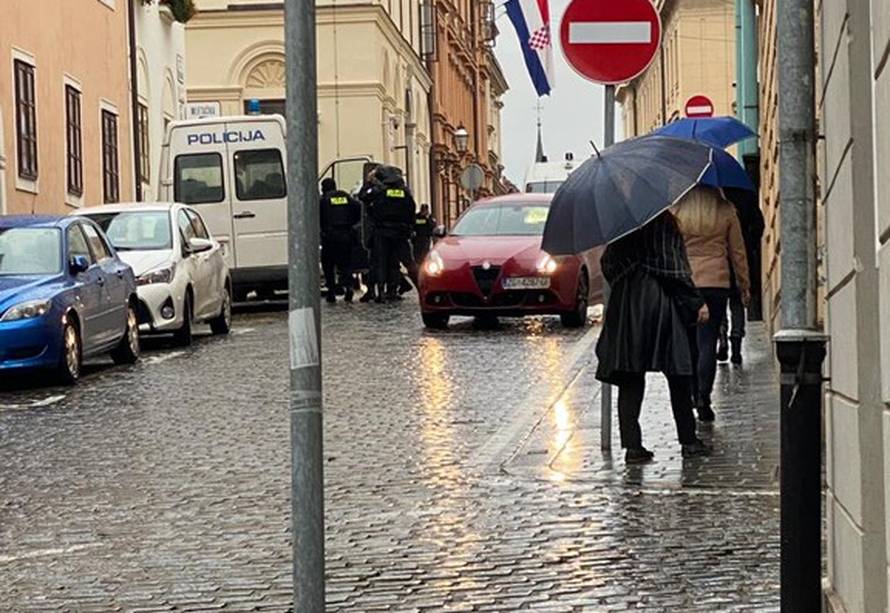 Policija pretražila napadačevu kuću, iznijeli predmet u vreći koji nalikuje na pušku