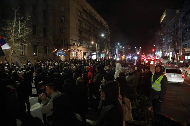 Beograd: Studenti u blokadi organizirali prosvjed u znak podrške zaposlenima u pravosuđu pod nazivom "Smjene umjesto čestitki" ispred zgrade Ustavnog suda