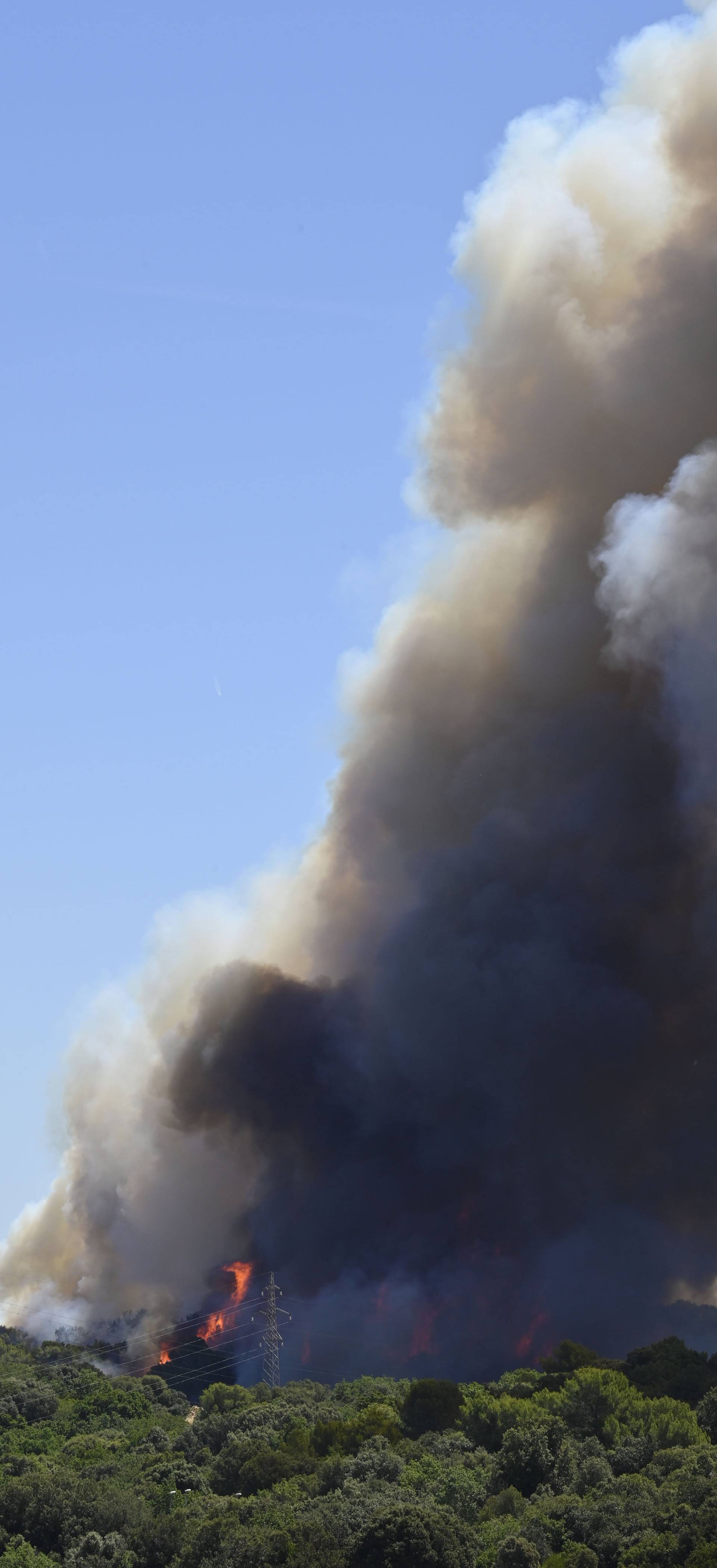 U naselju Valdebek u Puli ponovno je izbio veliki požar, gašenje otežano zbog vjetra