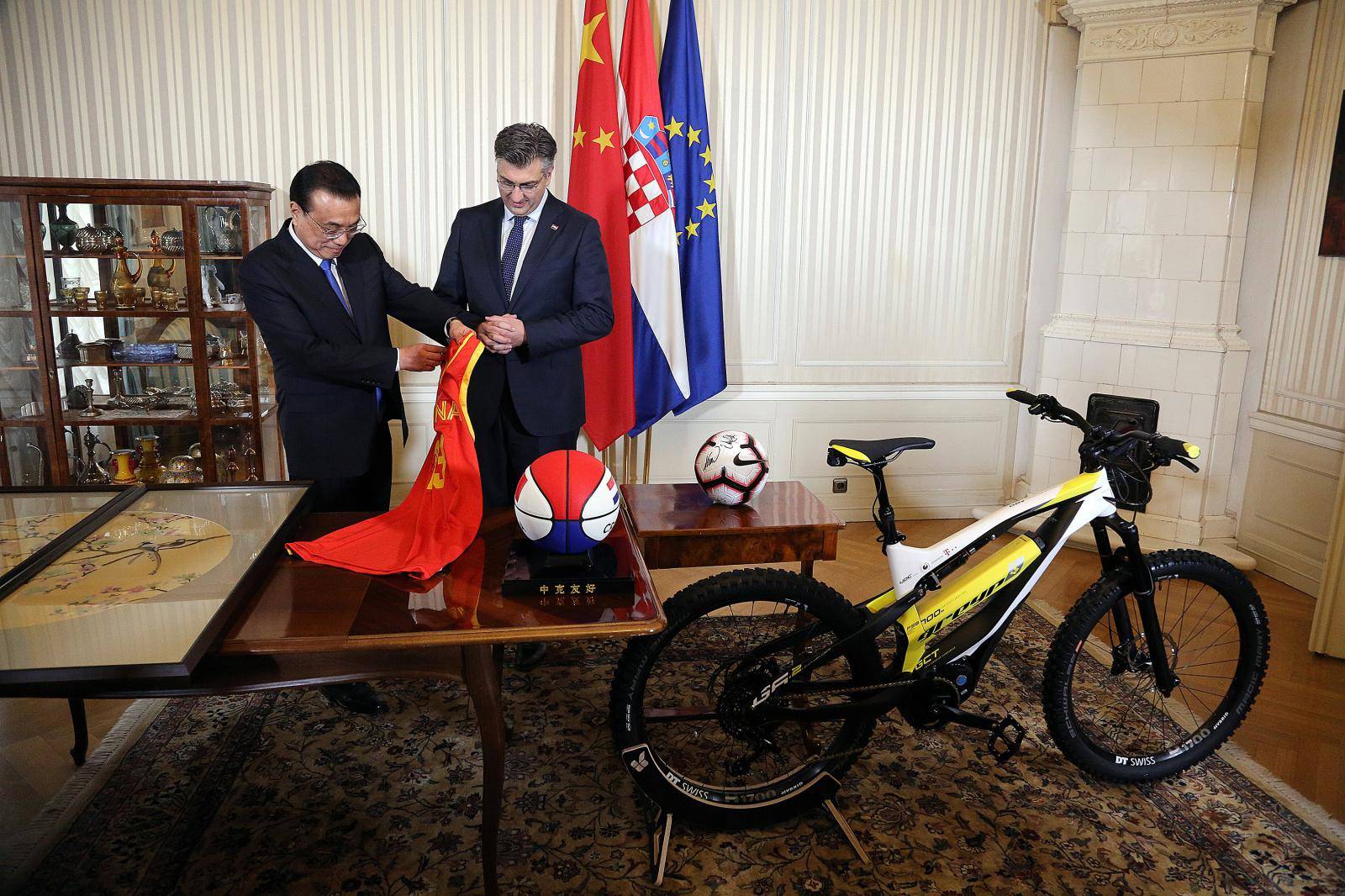 Zagreb: Andrej PlenkoviÄ i kineski premijer Li Keqianga razmjenili poklone