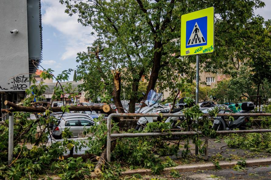 Nevrijeme poharalo Split, vatrogasci imaju pune ruke posla
