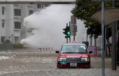 Tajfun Hato pogodio Hong Kong: Poginulo je troje ljudi
