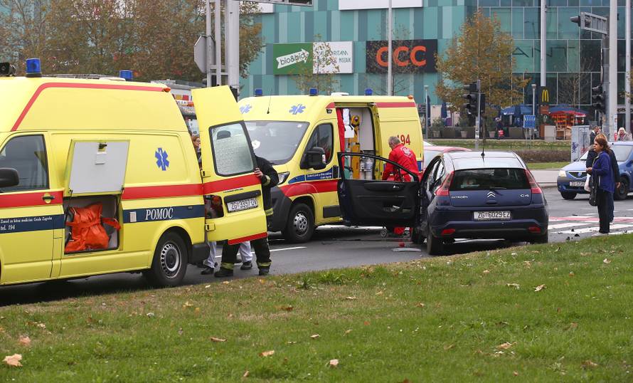 Sudarili se vatrogasni kombi i auto, ozlijeđeno je četvero ljudi