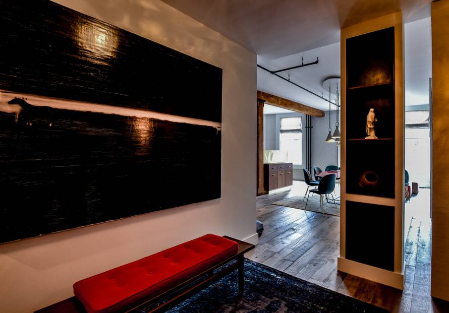 Bili smo u stanu Bowieja: Raj od 300 m2 krase cvjetne tapete, umjetnine, note i modri kauč