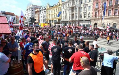 Sve je u kockicama: Pogledajte navijanje u Zagrebu i Splitu