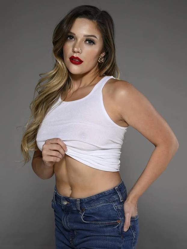 FOTO Ovo je najseksi pekarica koju ćete danas vidjeti: Mijesi tijesto i osvaja izgledom