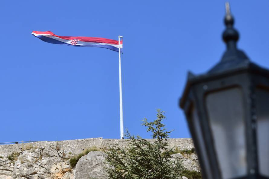 Knin: Hrvatska zastava na kninskoj tvr?avi