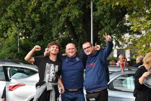 Zagreb: Stotine navijača satima strpljivo čekaju u redu kako bi nabavili ulaznice za utakmicu između Dinama i Chelseaja 