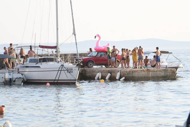 Vir: U nedostatku skakaonice, parkirali auto uz more i skakali s njega