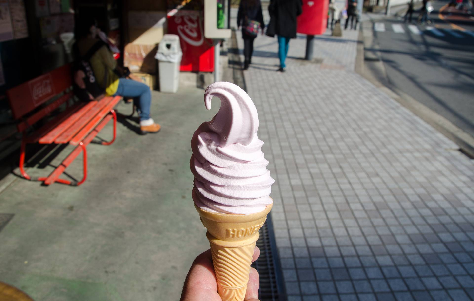 Neke ozbiljno 'čudne' stvari postoje samo u Japanu: Fetiš automati, kafići za maženje...