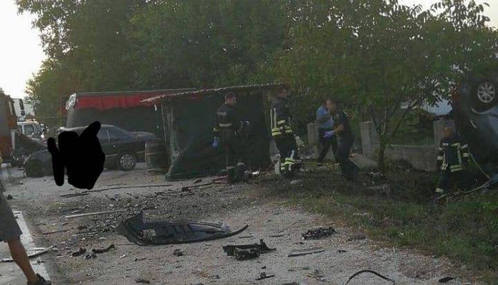 Crna noć: U teškoj nesreći u Kominu poginula dva vozača