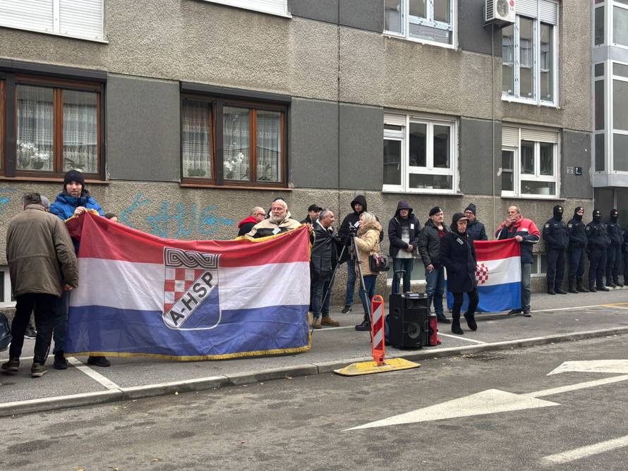 Policija pred Tomaševićevim stanom! Keleminec i Dado iz Smogovaca dovukli desničare