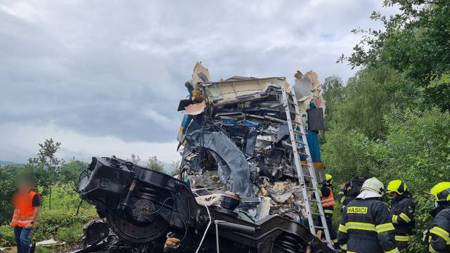 Užas u Češkoj: U sudaru vlakova poginulo troje, deseci ozlijeđeni