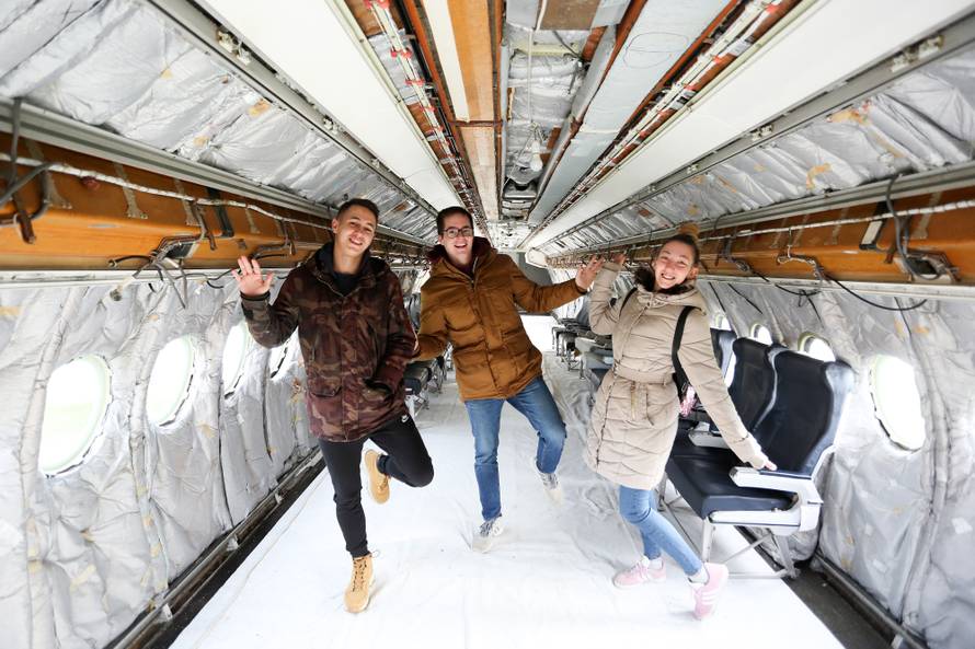 Doček u party avionu: Uz ples i vatromet  'uletjeli' su u Novu...