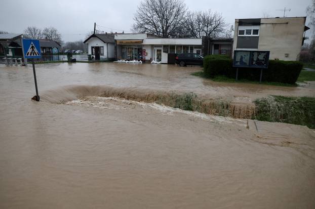 Poplava u Orahovici, voda prijeti kućama