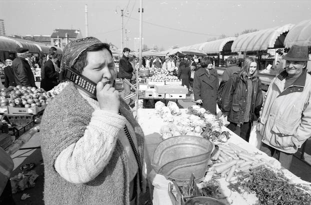 Zagreb: Prodavačica na Trešnjevačkoj tržnici razgovara na mobitel