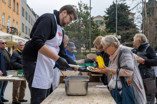 Pula:  500 besplatnih porcija “Lovačkog doručka” podjeljeno na slast prisutnim puljanima