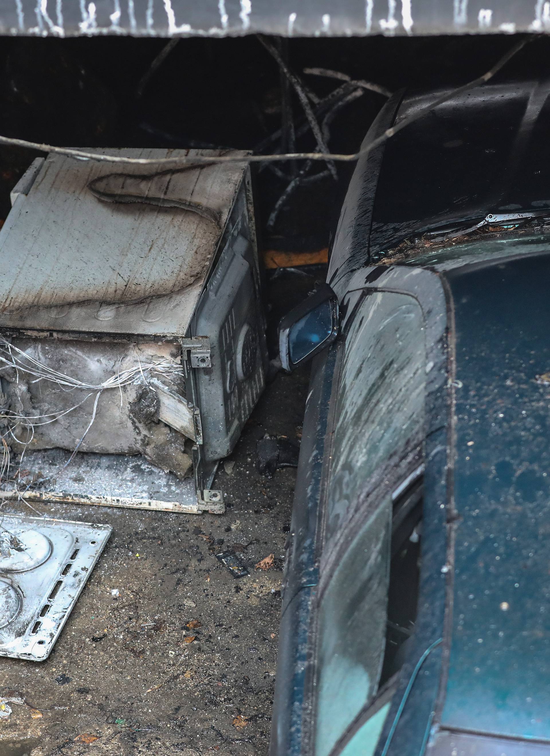 Gorjeli automobili na Mamutici: Jako se dimilo iz otvora garaže