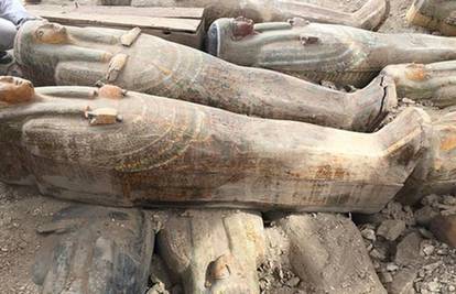 Arheolozi u Egiptu pronašli više od 20 drvenih sarkofaga