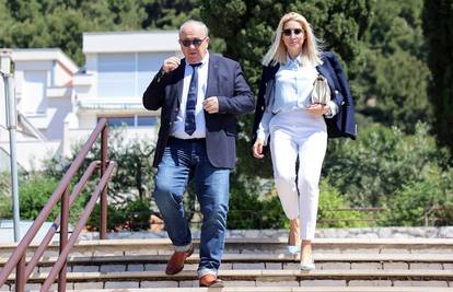 Fani Kerum je za biralište odabrala elegantni outfit i štikle koje stoje oko 800 eura