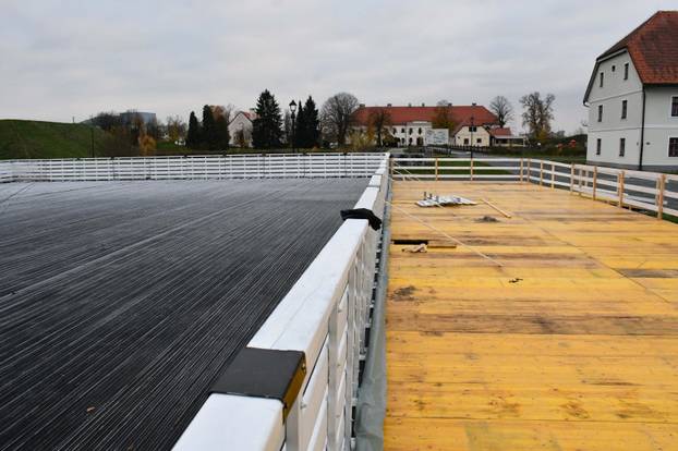 FOTO Slavonski Brod oblači svoje božićno ruho: Priprema grada za blagdansko ozračje