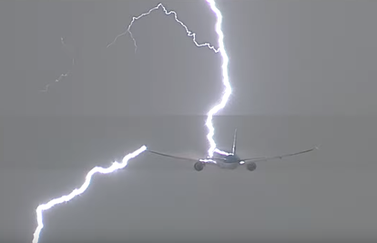 Snaga prirode: Snimka udara munje u avion će vas šokirati