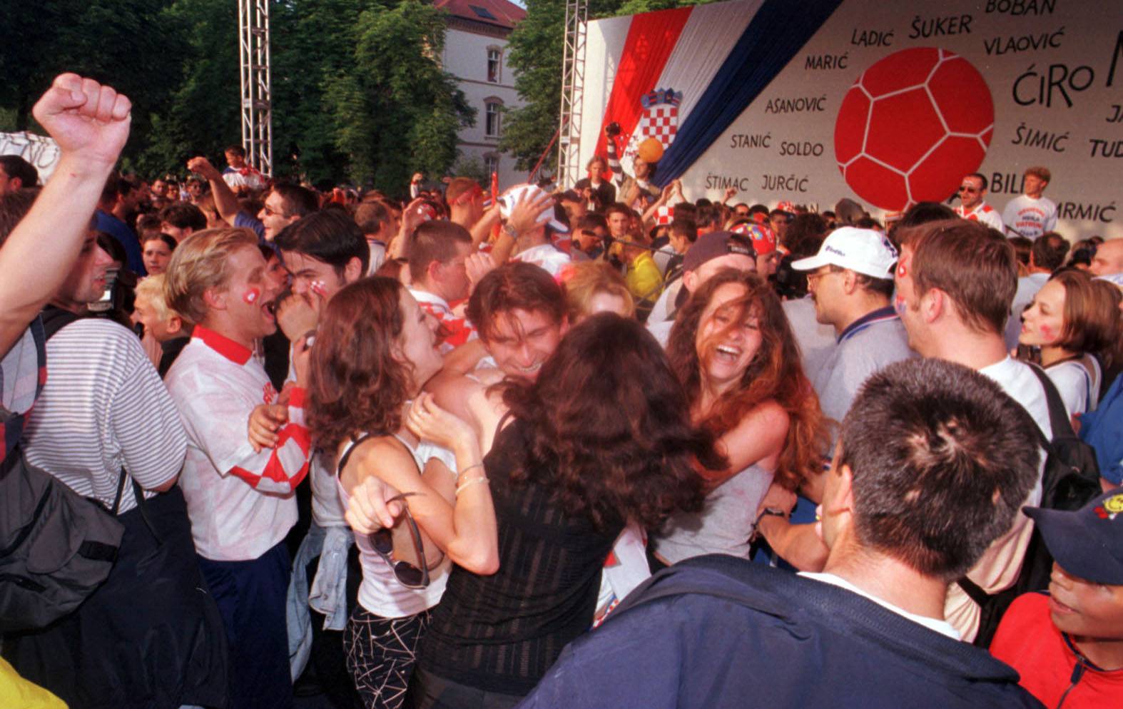 vatreni - doček hrvatske nogometne reprezentacije 1998.