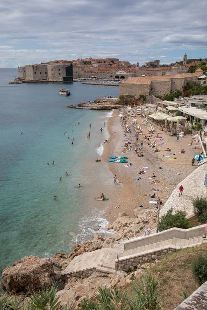 FOTO Zadnji trzaji ljeta: Nakon nevremena u Dubrovniku izašlo sunce, a s njim i brojni turisti