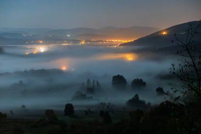 FOTO Mjesto Bisko je 'nestalo' pod gustom maglom, Karlovac je izgledao kao u bajci...