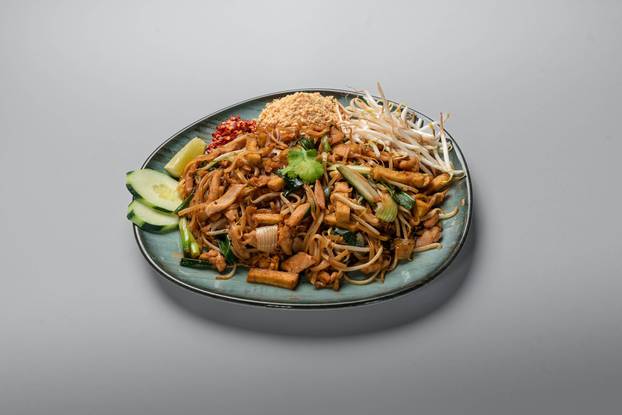 storyeditor/2024-05-07/Pad_thai_chicken_Thai_Thai.jpg