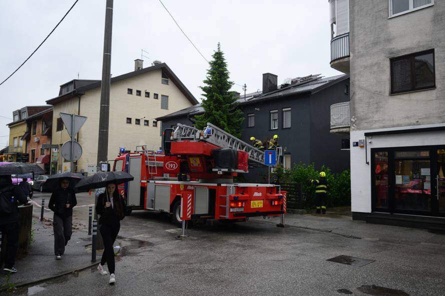 Zagreb: Krov kuće oštećen u nevremenu na Ljubljanici, vatrogasci saniraju štetu