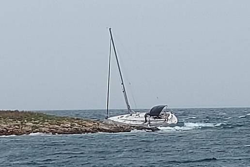 Nevrijeme na moru: Turisti diljem Jadrana zvali u pomoć, jedna  jedrilica se i nasukala